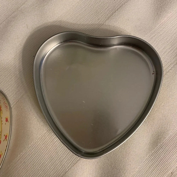 Brighton Love’s Light Candle in metal rose printed tin - Picture 7 of 7